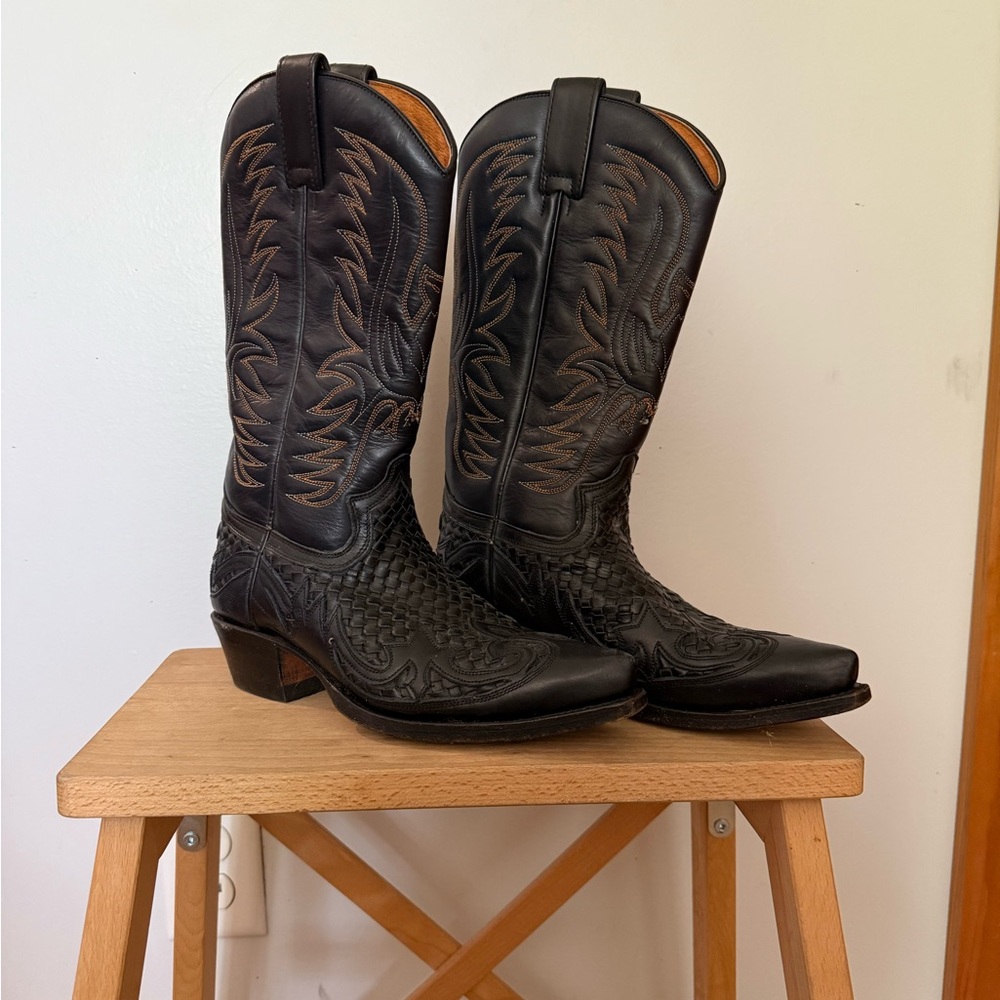 Sendra Black and Brown Heeled Boots with Intricate Stitching